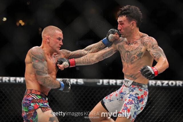 할로웨이(오른쪽)의 안면에 펀치를 적중하는 포이리에. /게티이미지코리아