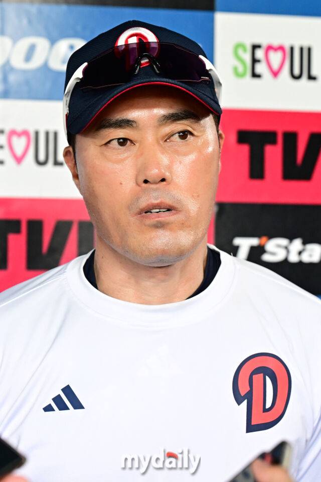 1일 서울 잠실야구장에서 열린 '2025 신한 SOL BANK KBO리그' 삼성 라이온즈와 두산 베어스 경기. 두산 조성환 감독 대행이 경기 전 인터뷰를 하고 있다./마이데일리