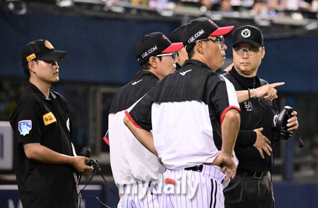 2025년 7월 10일 오후 서울 잠실구장에서 '2025 신한 SOL뱅크 KBO 리그' 키움 히어로즈와 LG 트윈스의 경기.LG 염경엽 감독이 8회초 1사 1.2루서 키움 원성준의 타구 때 주심에게 항의하고 있다./마이데일리