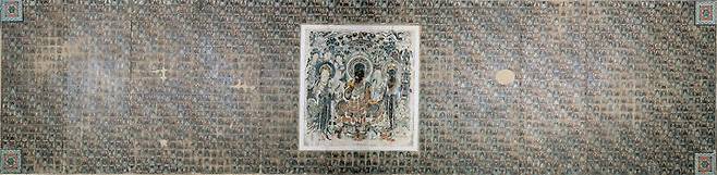 45#樹下設法圖千佛 圖 2003 황토 마 안료 석채 금박 244x991cm (1) *재판매 및 DB 금지