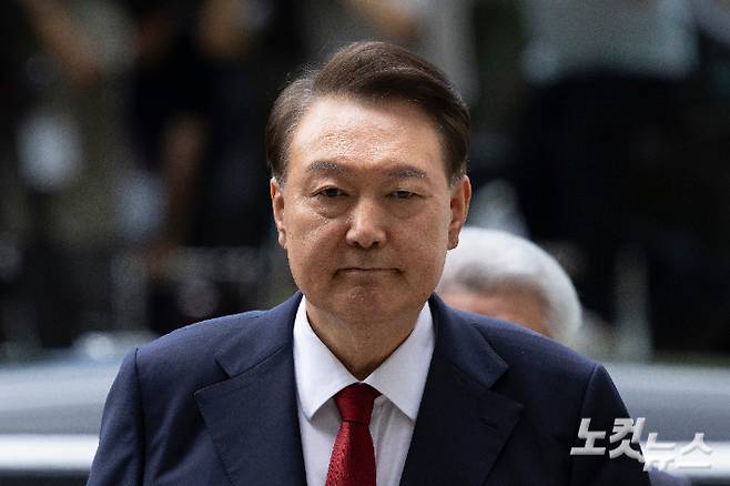 윤석열 전 대통령이 9일 오후 구속 전 피의자 심문(영장실질심사)을 받기 위해 서울 서초구 서울중앙지방법원으로 들어서는 모습. 사진공동취재단