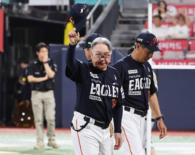 지난 20일 경기도 수원케이티위즈파크에서 열린 2025 KBO리그 프로야구 한화 이글스와 kt wiz의 경기. 10-0으로 승리한 한화 김경문 감독이 경기가 끝난 후 팬들에게 인사하고 있다. 연합뉴스