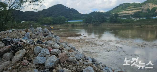 충북 청주시 옥산면 병천천 응급 복구 현장에 쌓여있는 폐골재. 임성민 기자
