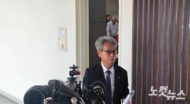 보고서 안 첫 사전심의부터 파행을 겪고 있다. 김종민 4.3평화재단 이사장이 회의장을 빠져나오고 있다. 고상현 기자