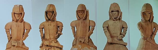 일본 ‘하니와 비늘 갑옷을 입은 무인’ 5구.