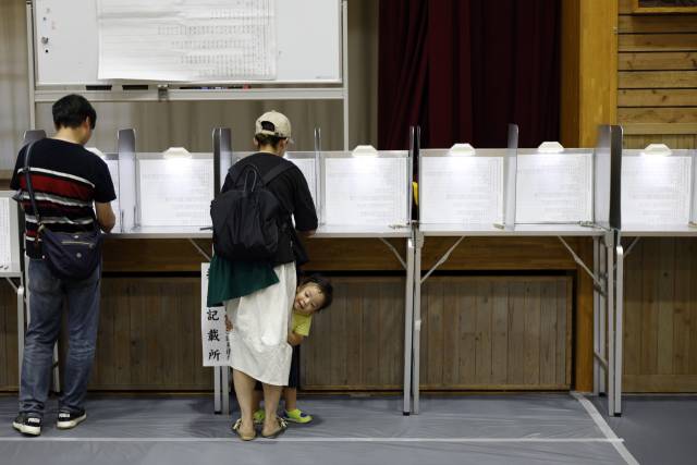 20일 일본 도쿄의 한 학교 체육관에서 유권자들이 참의원 선거에 투표하고 있다. EPA연합뉴스