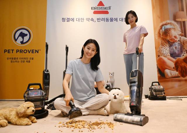 비쎌(BISSELL) 모델들이 22일 서울 중구 더플라자에서 반려동물 오염 청소에 특화된 초고온 스팀과 강력한 흡입력이 특징인 '스팟클린 하이드로 스팀 프로'와 진공과 물걸레 기능이 동시에 탑재된 '크로스웨이브 옴니포스 엣지' 등을 선보이고 있다. 오승현 기자 2025.07.22