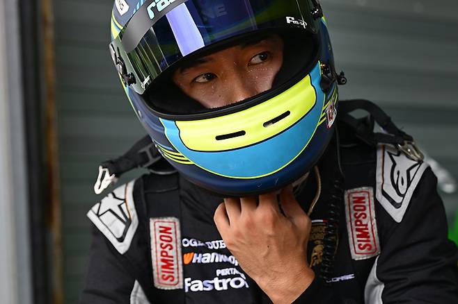 자신의 주행을 마치고 열기를 식히고 있는 이정우. 사진: 김학수 기자