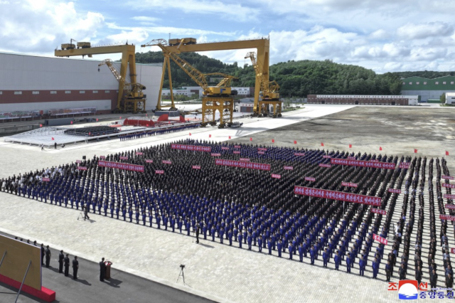 지난 21일 북한 평안남도 남포조선소 종업원들이 궐기 모임을 위해 도열해 있다. 조선중앙통신은 이날 종업원들이 "내년 10월 10일까지 신형구축함 1대를 추가 건조할 것을 결의했다"고 22일 보도했다. 지난 4월과 5월 각각 1대씩 5000톤급 구축함을 건조한 데 이어 세 번째 건조 계획을 밝힌 것이다. 조선중앙통신