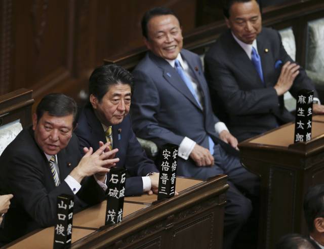 이시바 시게루(왼쪽부터) 일본 총리가 2014년 당시 아베 신조 총리, 아소 다로 전 총리와 함께 국회 본회의에 참석하고 있다. 이시바 총리는 2007년에는 아베 당시 총리에게 참의원 선거 패배를 이유로, 2009년에는 아소 당시 총리에게 경제난에 따른 지지율 부진을 이유로 퇴임을 요구한 바 있다. AP연합뉴스