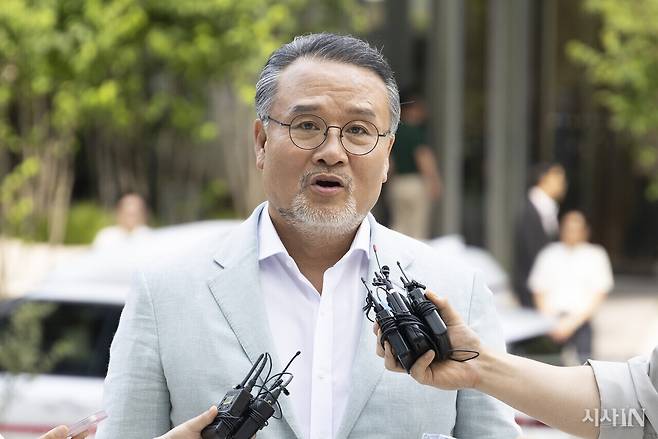 7월10일 이일준 현 삼부토건 회장이 피의자 신분으로 김건희 특검 사무실에 출석하며 기자들의 질문에 답하고 있다. ⓒ시사IN 이명익