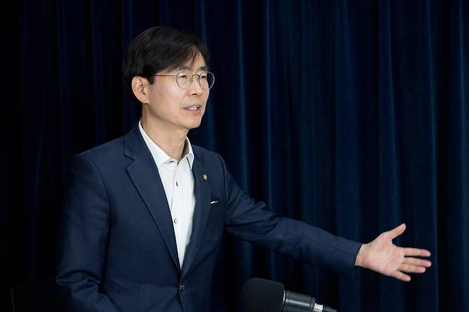 8일 오후 시사저널TV 용산 스튜디오에서 만난 조경태 의원이 정치 현안과 관련해 의견을 밝히고 있다. ⓒ시사저널 이종현