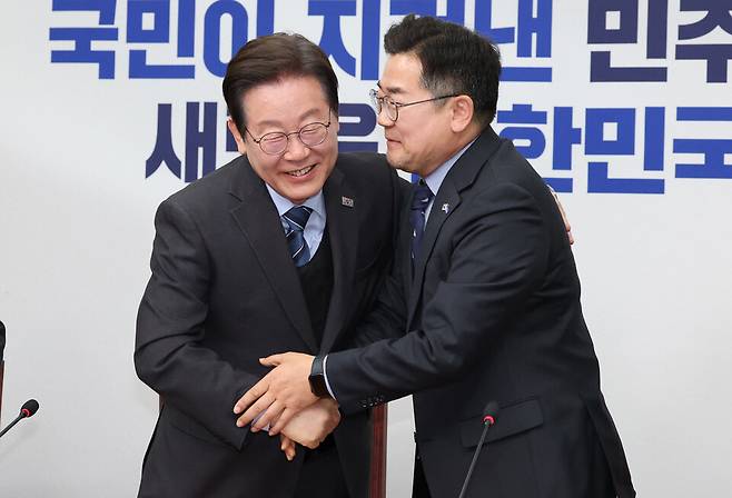 이재명 대통령이 4월9일 오전 국회에서 열린 최고위원회의에서 제21대 대통령 선거 출마를 위한 대표직 사퇴 의사를 밝힌 뒤 박찬대 원내대표와 포옹하고 있다. ⓒ시사저널 박은숙