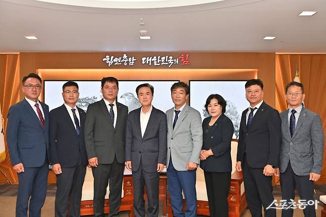 김태흠 충남도지사는 지난 21일 도청 접견실에서 대한전문건설협회 세종시·충남도회 회장단과 만나 지역 건설산업의 현안과 발전 방안을 논의했다. 사진제공|충남도