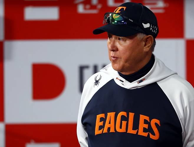 한화 김경문 감독은 최근 9연승의 상승세에도 일희일비하지 않는다. 그는 “마지막에 결과가 나와야 대기록”이라며 일희일비하지 않겠다는 메시지를 전했다.뉴시스