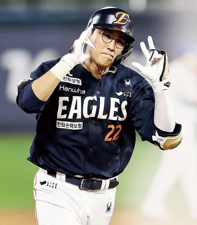 한화 채은성이 20일 수원 KT전에서 9회 만루홈런을 때린 뒤 세리머니를 하며 베이스를 돌고 있다. 한화이글스 제공