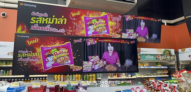태국 내 세븐일레븐 매장에서 판매 중인 삼양식품 마라불닭볶음면. 태국에서 라면 수요층 부문 내 마라불닭볶음면 인기는 최상위 수준이다.
