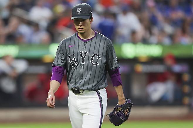 뉴욕 메츠 센가 고다이가 22일 LA 에인절스전에서 3이닝을 4실점으로 마치고 고개를 떨구며 내려오고 있다. AP연합뉴스