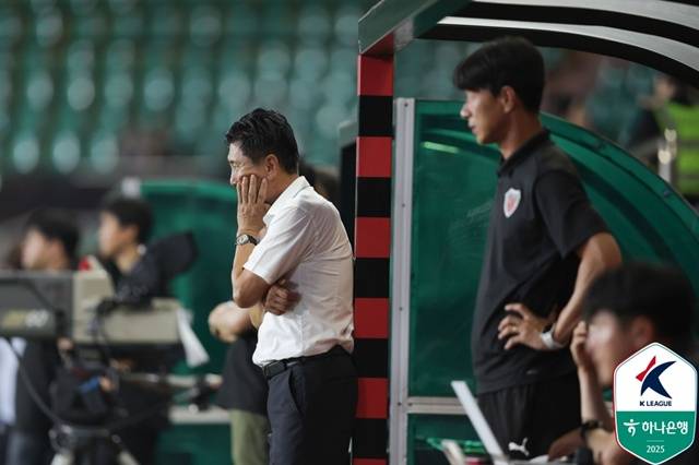 박태하 포항스틸러스 감독이 걱정스럽게 경기를 지켜보고 있다. /사진=한국프로축구연맹 제공