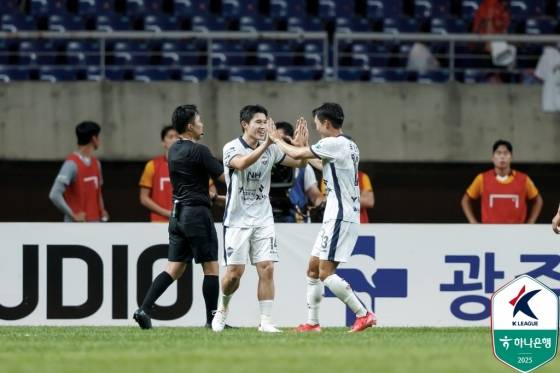 이동경(왼쪽)이 22일 오후 7시 30분 광주월드컵경기장에서 열린 하나은행 K리그1 23라운드 광주FC전에서 동점골을 넣고 세리머니하고 잇다. /사진=한국프로축구연맹 제공