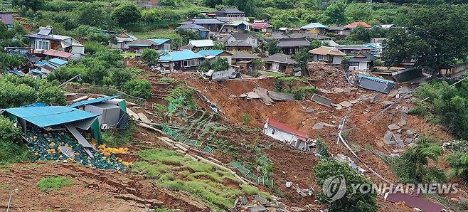 산청 생비량면 마을 매몰 (산청=연합뉴스) 김동민 기자 = 21일 오후 경남 산청군 생비량면 상능로 산기슭에 위치한 일대 마을이 최근 발생한 집중호우·산사태 여파로 매몰돼 있다.
일부 주택은 흙과 잔해 위에 눕혀지고, 일부는 완전히 매몰돼 지붕만 보이는 등 마을 기능이 마비된 모습이다. 2025.7.21 image@yna.co.kr
