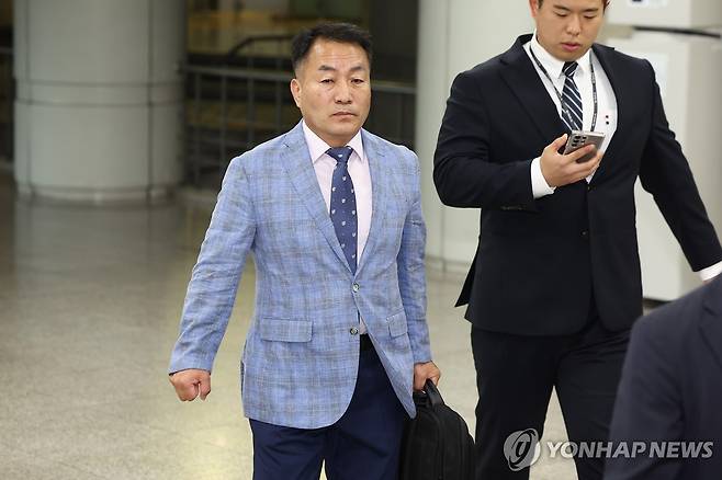 법원 향하는 김계환 전 해병대사령관 (서울=연합뉴스) 김성민 기자 = 국회 증언·감정 등에 관한 법률 위반 등 혐의를 받는 김계환 전 해병대사령관이 구속 전 피의자 심문(영장실질심사)을 위해 22일 서울 서초구 서울중앙지방법원으로 향하고 있다. 2025.7.22
ksm7976@yna.co.k