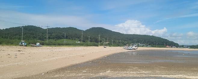 ▲ 인천시 중구 선녀바위로 입구지 마을 26가구 주민들이 땅 주인 인천도시공사의 소송제기로 부담이득금 등 14억원을 부과받자 두려움에 갇혔다. 사진은 용유해변을 끼고 있는 야산 아래 입구지 마을 전경.