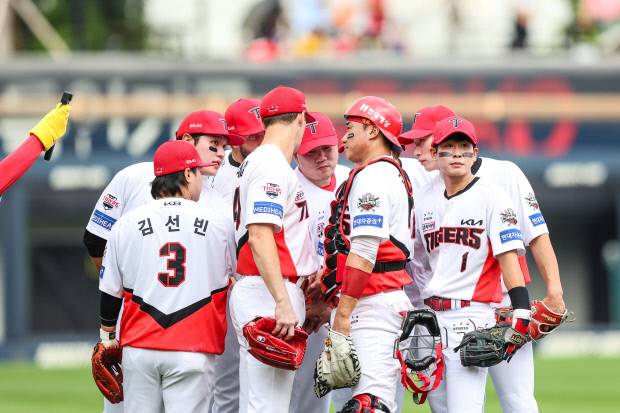 KIA 타이거즈 선수단이 22일 광주-기아 챔피언스 필드에서 열린 2025 신한 SOL뱅크 KBO리그 LG 트윈스와의 경기를 앞두고 구호를 외치고 있다. KIA 타이거즈 제공