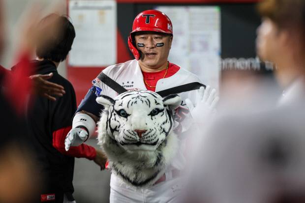 KIA 타이거즈 최형우가 22일 광주-기아 챔피언스 필드에서 열린 2025 신한 SOL뱅크 KBO리그 LG 트윈스와의 홈 경기에서 6회말 솔로 홈런에 터뜨린 뒤 덕아웃에서 세레모니를 하고 있다. KIA 타이거즈 제공