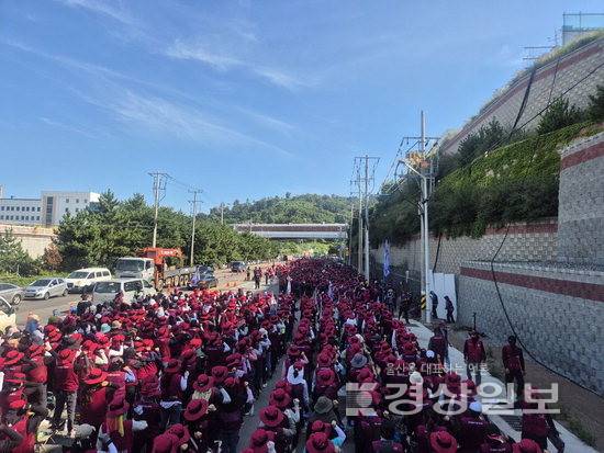 ▲ 전국플랜트건설노조 울산지부는 지난 19일 서울에서 대규모 상경 투쟁을 벌인 데 이어 22일과 23일 이틀간 부분파업에 돌입한다고 밝혔다. 노조는 부분파업 중인 22일 S-OIL 정문 앞에서 결의대회를 열었다.