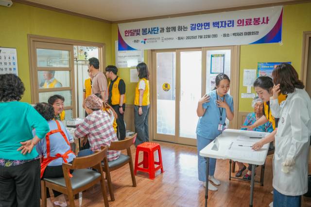 안동 길안면 백자리 마을회관에서 대구보건대 한달빛 봉사단이 마을 어르신들을 맞이하고 있다. 대구보건대 제공
