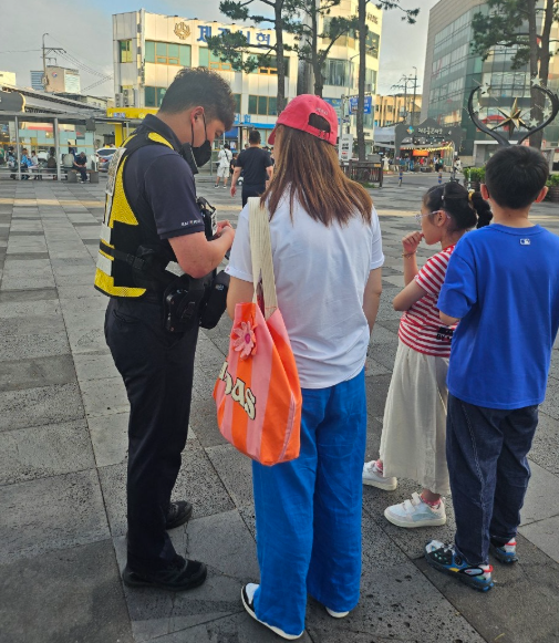 자치경찰단이 일행과 떨어진 외국인 관광객에게 도움을 제공하고 있다. / 사진=자치경찰단