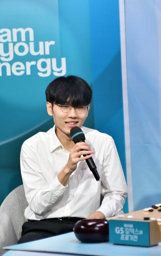 우승을 확정 지은 후 환한 얼굴로 인터뷰를 하고 있는 신진서 9단.(사진 한국기원 제공)