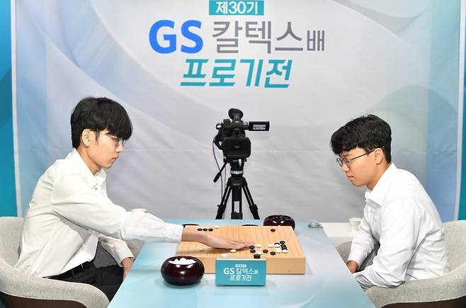 신진서 9단(왼쪽)과 안성준 9단이 GS칼텍스배 결승3국을 치르고 있다.(사진 한국기원 제공)