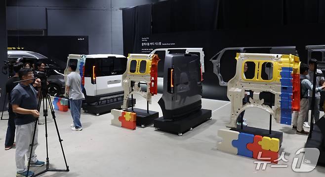 22일 경기도 광명시 AK플라자에서 열린 '더 기아 PV5 테크 데이'에서 취재진이 PV5의 상품성과 기술 혁신 등을 살펴보고 있다. 2025.7.22/뉴스1 ⓒNews1 김명섭 기자