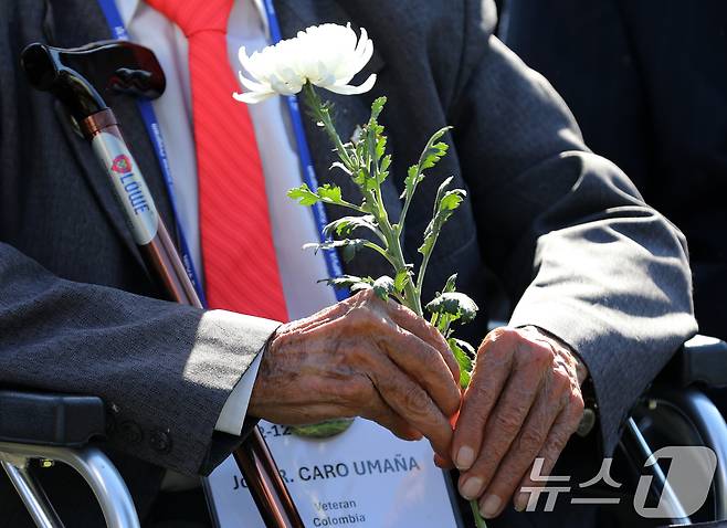 11일 부산 남구 유엔기념공원에서 열린 턴 투워드 부산 유엔참전용사 국제추모의 날 기념식에서 6·25전쟁 유엔군 참전용사가 국화꽃을 들고 있다. 2024.11.11/뉴스1 ⓒ News1 윤일지 기자