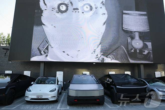 21일(현지시간) 미국 로스엔젤레스에서 테슬라 다이너 앤 드라이브인 레스토랑과 슈퍼차저가 개장했다. ⓒ AFP=뉴스1