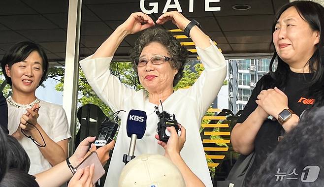 61년 전 자신을 성폭행하려던 남성의 혀를 깨물어 중상해 혐의 유죄 판결을 받았던 최말자 씨(78)가 23일 부산 연제구 부산지방법원에서 열린 재심 첫 공판에서 무죄를 구형받고 나서며 취재진을 향해 하트를 만들고 있다. 2025.7.23/뉴스1 ⓒ News1 장광일 기자