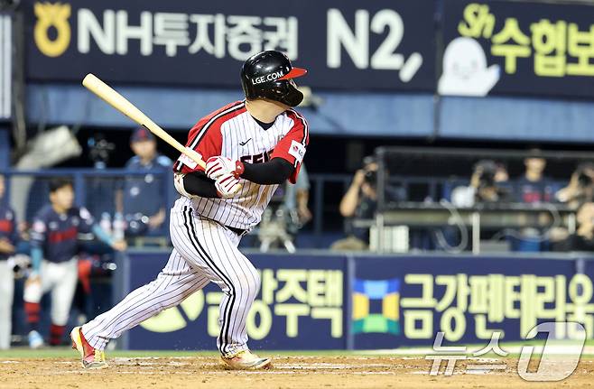 20일 오후 서울 송파구 잠실야구장에서 열린 프로야구 '2025 신한 SOL뱅크 KBO 리그' 롯데 자이언츠와 LG트윈스의 경기에서 8회말 LG 공격 1사 주자 3루 상황 문보경이 1타점 적시타를 치고 있다. 2025.7.20/뉴스1 ⓒ News1 이승배 기자