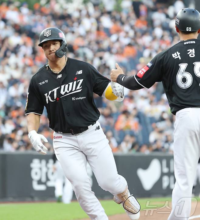 5일 대전 한화생명볼파크에서 열린 '2025 신한 SOL 뱅크 KBO리그' 프로야구 한화이글스 대 kt위즈 경기에서 1회초 kt 안현민이 1점 홈런을 치며 홈에 들어오고 있다. 2025.6.5/뉴스1 ⓒ News1 김기남 기자