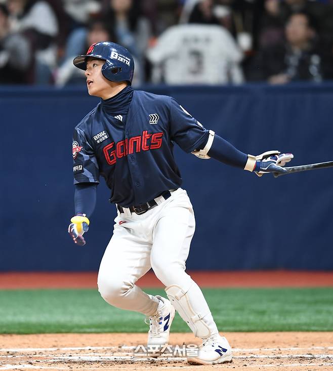 롯데 한태양이 서울 고척 스카이돔에서 열린 2025 KBO리그 시범경기 키움전에서 4회초 1사만루 희생타를 치고 있다. 고척 | 최승섭기자 thunder@sportsseoul.com