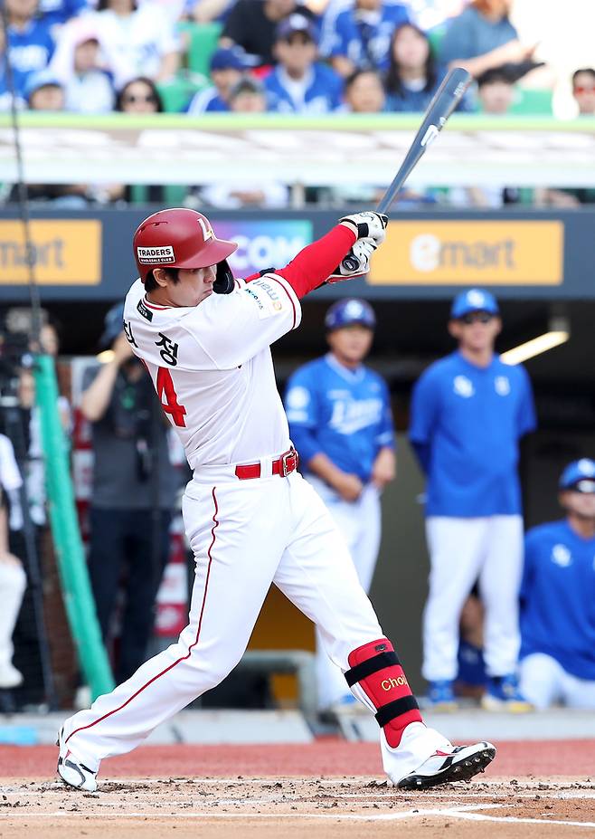 SSG 최정이 인천SSG랜더스필드에서 열린 2025 KBO리그 삼성전에서 타격하고 있다. 사진 | SSG 랜더스