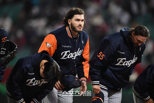 한화 선발투수 폰세가 15일 인천SSG랜더스필드에서 열린 2025 KBO리그 SSG와 경기에서 7이닝 무실점으로 승리투수가 된 뒤 팬들을 향해 인사를 하고 있다. 문학 | 박진업 기자 upandup@sportsseoul.com