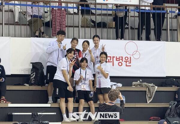 22일 제천 어울림체육관에서 치러진 '제20회 아시아 롤러스케이팅 선수권대회' 인라인 프리스타일 여자 주니어 슬라럼 클래식 종목을 마친 이후 단체사진을 찍고 있는 선수단. /사진(제천)=강의택 기자