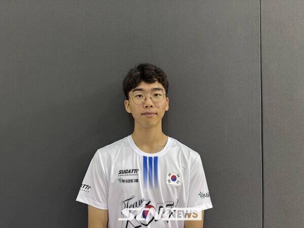 23일 제천 어울림체육관에서 치러진 '제20회 아시아 롤러스케이팅 선수권대회' 인라인 프리스타일 남자 주니어 스피드 슬라럼 종목을 마친 정세윤(위너스)이 인터뷰 포즈를 취하고 있다. /사진(제천)=강의택 기자