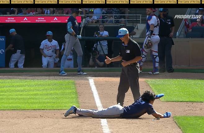 탬파베이 레이스 김하성이 5일(한국시각) 복귀전인 미네소타 트윈스와의 원정경기에서 7회초 좌전안타를 치고 나간 뒤 2루 도루 성공 후 3루도 욕심을 내다 태그아웃당하고 있다. 이때 3루 벤치를 향해 챌린지 요청을 하라고 왼손을 들어보이고 있다. 사진=MLB.TV 캡처