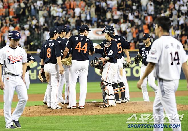 22일 잠실야구장에서 열린 KBO리그 두산과 한화의 경기. 한화가 두산에 승리하며 10연승을 달성했다. 경기 종료 후 승리의 기쁨을 나누고 있는 한화 선수들. 잠실=송정헌 기자songs@sportschosun.com/2025.07.22/