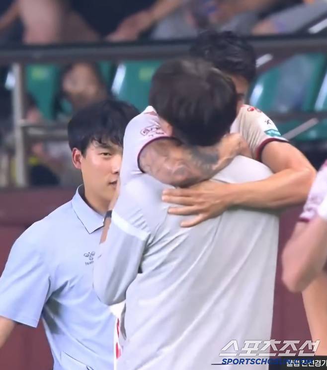 윌리안이 골 직후 벤치의 김은중 감독을 향해 질주해 뜨거운 포옹세리머니를 펼쳤다. 사진출처=쿠팡플레이