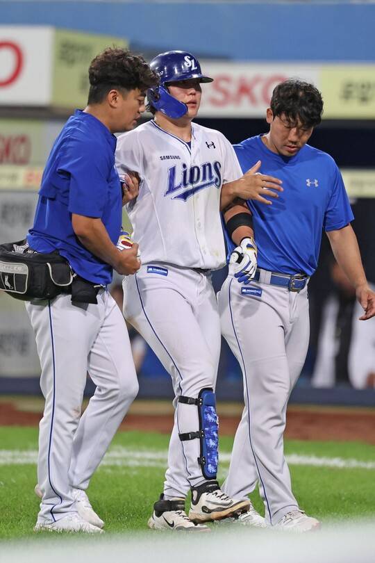 부축을 받고 그라운드를 떠나는 류지혁(가운데). ⓒ삼성 라이온즈