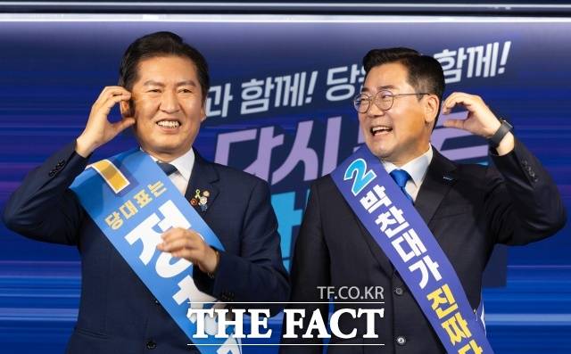 더불어민주당 당대표 경선이 오는 8월 2일 '원샷 경선'으로 통합되며 판세의 분기점에 들어섰다. 충청·영남권에서 압승을 거둔 정청래 후보가 기세를 이어갈지, 수도권·호남 등 핵심 지역이 한날에 몰린 일정 변화가 박찬대 후보에게 반전의 발판이 될지가 관전 포인트다. /뉴시스